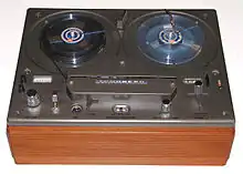 Tandberg spolebåndoptager med indbygget forstærker og højttalere.