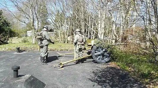 Soldater ved øvelse med kanon PAK 7.5 (Panzerabwehrkanone)