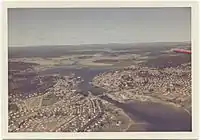 Byfjorden 1967, med Teie og Nøtterøy til venstre, byen til højre og Sem og Indre Vestfold i baggrunden. Foto: Widerøe/Vestfoldmuseene