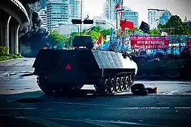 Type-85 AFV kampvogn ved Rødtrøje-barrikade ved Chulalongkorn Hospital i Bangkok den 19. maj.