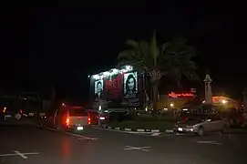 Et stort banner, installeret af PAD ved Makkawan-broen, viser arrestordre på Thaksin Shinawatra og hans hustru Potjaman Shinawatra, 20. august, 2008.