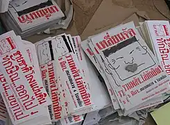 Flyers og klistermærker med opfordring til Thaksin om at gå af, 5. marts.