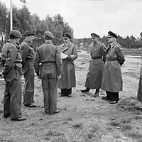 Feltmarskal Bernard Montgomery modtager den 3.maj 1945 ved Lüneburg den tyske delegation til våbenstilstandsforhandlingerne. Friedeburg (til venstre), general Eberhard Kinze] og kontreadmiral Gerhard Wagner.