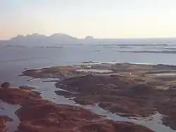 Landsbyen Tjøtta med udsigt mod Tjøttfjorden og øen Vega