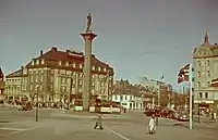 Torvet omkring 1955. I baggrunden ses daværende Hotell PhoenixFoto:  Trondheim byarkiv