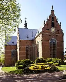 Hellige Trefoldigheds kirke med Christian Den Fjerdes monogram foran.