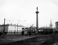 Ila-sporvognen fra Trondheim Sporvei forbi monumentet 1922. Sporvognstraseen blev flyttet væk fra Torvet i 1961. Munkegata og Kongens gate krydser over torvet. Foto: Trondheim byarkiv