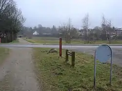 Troldhedestien krydser Paabyvej – forude en rest af den gamle dam