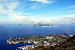 Valderhaugfjorden med Tueneset i forgrunden og Valderøya i baggrunden