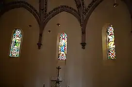 I apsis bag alteret findes 3 glasmosaikvinduer