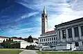Sather Tower set fra Memorial Glade ved Berkeley campus på University of California.