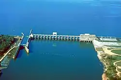 Jim Woodruff Sluse og dæmning. Dæmningen er over 1,6 km lang men billedet viser kun en del af det samlede anlæg