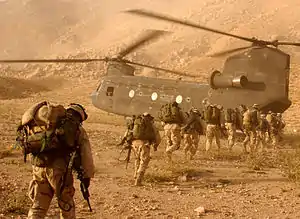 Soldater fra USA's 10th Mountain Division stiger om bord i en Boeing CH-47 Chinook i Afghanistan i 2003