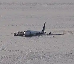 US Airways Flight 1549 ligger umiddelbart efter nødlandingen i floden Hudson River.