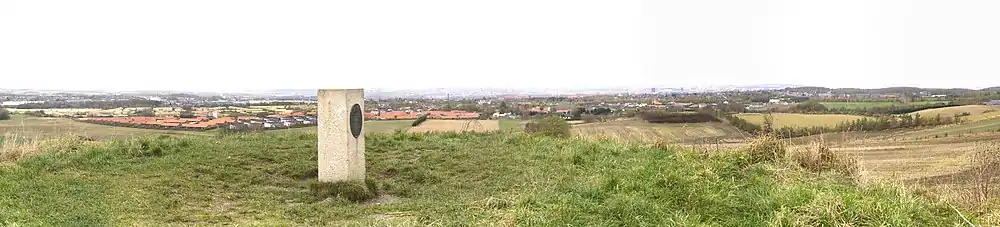 Udsigt fra Jelshøj med postament i forgrunden