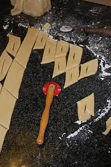 Udskæring af klejnedej i rombeform med klejnejern. Foto: "Fru Green"