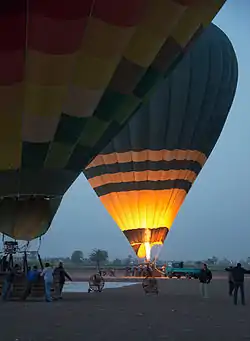 Ballonen SU-283 fyldes med varm luft inden dens skæbnesvangre tur.