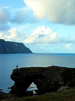 Klippeformationerne Hornet og Kirkeporten på hver sin side af Vestfjorden.