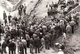 21. april: Politimesteren standses af folkemængden og tvinges tilbage i båden.