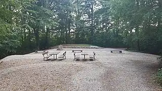 Der er bænke og en talerstol