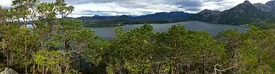 Udsigt over Høydalsfjorden mod øst, fra Langeneset. Fortegnet panorama. Foto: 2015