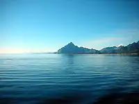 Vågakallen set fra færgen mellem Svolvær og Hamarøy i øst.