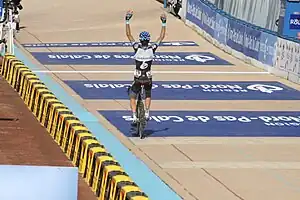 Johan Vansummeren kom alene ind på velodromen i Roubaix