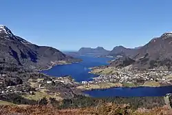 Vatnefjorden set fra Ramnfloget mod nord. Byen Vatne i forgrunden.