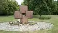 Kors-monumentet ved fællesgraven, en fælles urne-grav for anonyme.