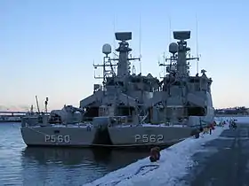 HDMS Ravnen (P560) fortøjet på ydersiden af HDMS Viben (P562)