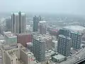 Højhusene i indre by St. Louis, set fra The Arch. Den store hal til højre i billedet er Edward Jones Dome, hvor St. Louis Rams spiller amerikansk fodbold for op til 70.000 tilskuere.