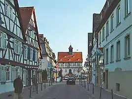 Hovedgaden med det gamle rådhus i baggrunden