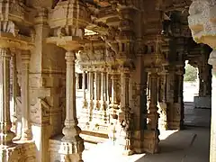 Udsmykkede søjler i Vittahlatemplet.