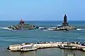 Vivekananda templet og Tiruvalluvar-statuen set fra havnen i Kanyakumari