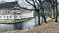 Voldgraven, der omkranser herregården.