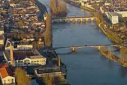 Udsigt mod syd over downtown, med den tidligere våbenfabrik, Camille de Hogues (nederst), og Henri IV broen.