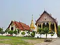 To viharn og en chedi ved Wat Phra That Chang Kham, Nan