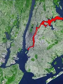 The East River markeret med rødt på satellitefoto af New York City.