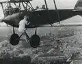 Emilie Sannom udfører stunt på flyvinge, ca. 1925
