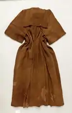 Rundvævet dragt, tolket som en peplos, fundet i Huldremosen nær Huldremosekvinden, men vist i øvrigt uden forbindelse