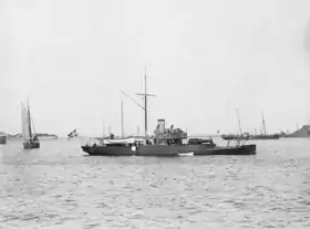 Falster med den kraftige kanon på fordækket.