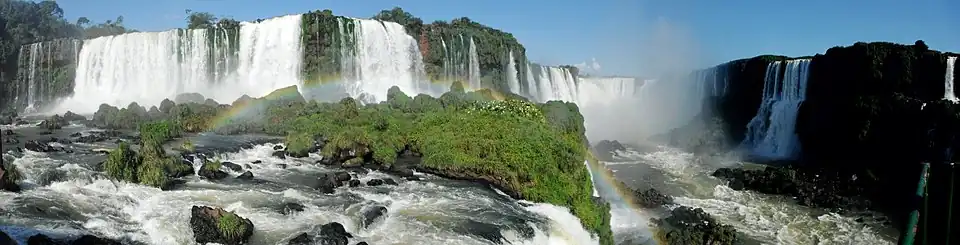 Iguazú-vandfaldene, i Provincia de Misiones er et af Naturens syv underværker.