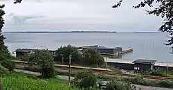 Aarhusbugten set fra Riis Skov og Den Permanente mod Skødshoved og Helgenæs i baggrunden