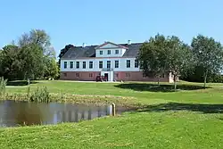 Bagsiden af hovedbygninger.