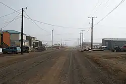 Vej i Utqiagvik, juli 2008: Ligesom alle andre veje i Utqiagvik er den på grund af permafrost ikke asfalteret