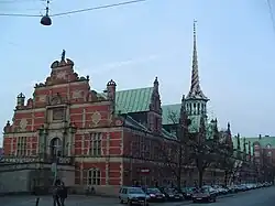 Børsen i København er opført i begyndelsen af 1600-tallet i gule sandsten og røde mursten i nederlandsk renæssance.