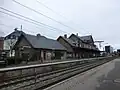 Stationsbygningen set fra sporsiden.