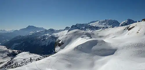 Snedække på Campolongo til venstre i billedet