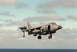 To Sea Harriers udfører Vertical Landing. Denne flytype deltog for første gang i kamphandlinger under Falklandskrigen.