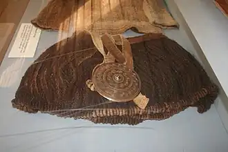 Egtvedpigens skørt og bæltespænde, som vist på museet i Egtved